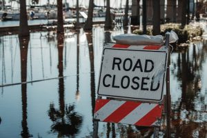 a "closed road" sign 